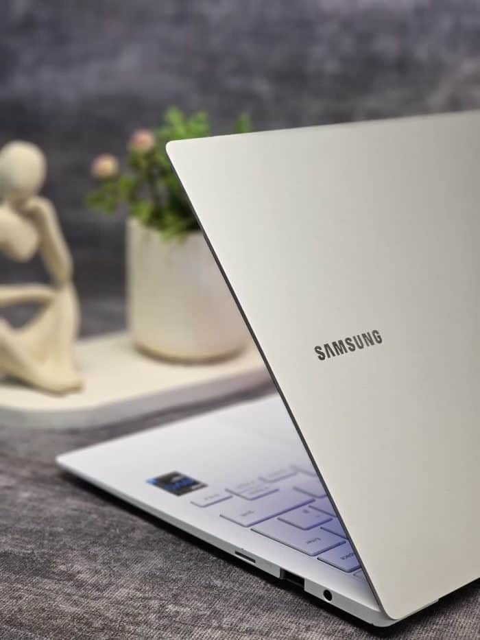 لپ‌تاپ Samsung Galaxy Book Pro | Core i7-1165G7 | RAM 16GB | نمایشگر AMOLED - Image 1