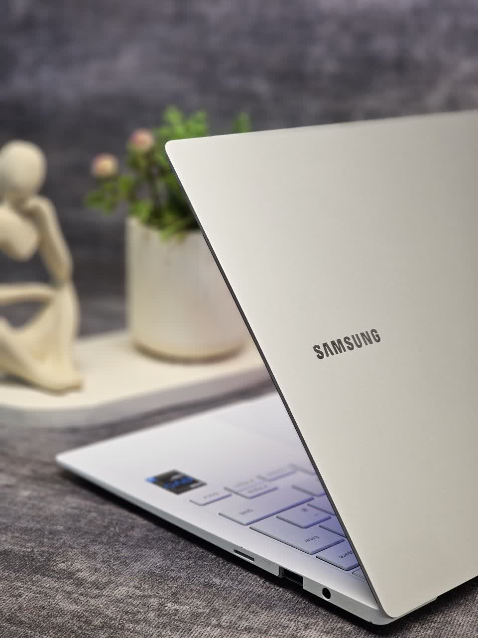 photo_2_2026-02-08_20-07-46 لپتاپ Samsung Galaxy Book Pro | Core i7-1165G7 | RAM 16GB | نمایشگر AMOLED - Image 1