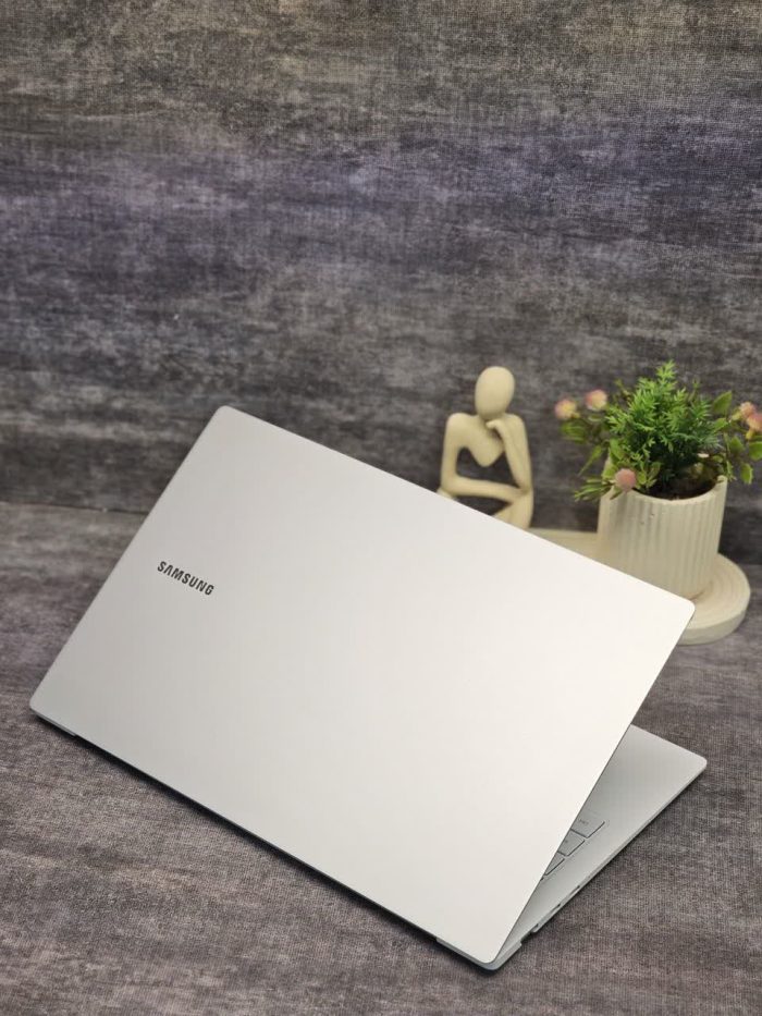 لپ‌تاپ Samsung Galaxy Book Pro | Core i7-1165G7 | RAM 16GB | نمایشگر AMOLED - Image 3